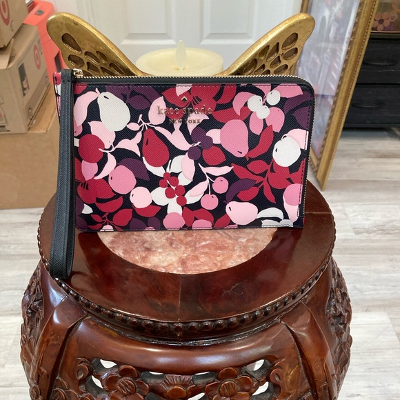 kate spade Handbags - Pre-Loved Kate Spade New York Floral Saffiano Leather Wristlet